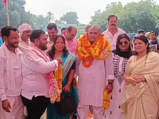 स्नातक चुनाव नामांकन: चंद्रजीत यादव ने वाराणसी और गाजीपुर क्षेत्र से पर्चा भरा