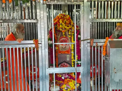 मुरादें पूरी करने वाला मंदिर: आगरा स्थित चामुंडा देवी मंदिर में भक्तों का तांता