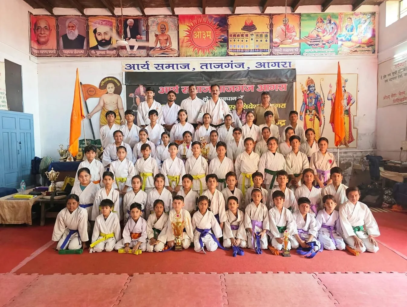 कराटे बेल्ट परीक्षा: आगरा में 50 खिलाड़ियों ने मारी बाजी और दिखाई अपनी कला