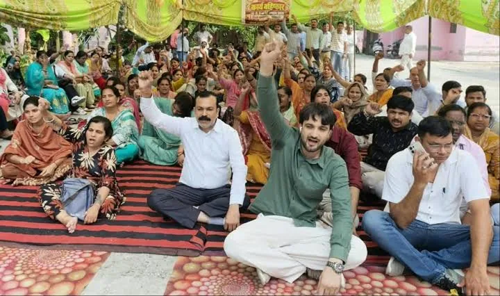 स्वास्थ्य सेवाओं पर असर: शामली से लखनऊ पहुंचे एनएचएम कर्मचारी, कार्य प्रभावित