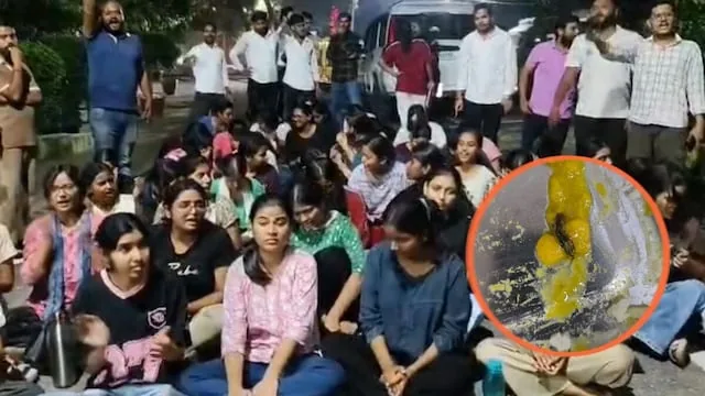 भोजन पर गुस्सा: रात के दस बजे सड़क पर उतरीं लखनऊ यूनिवर्सिटी की छात्राएं