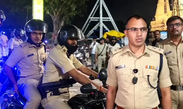 सुरक्षा व्यवस्था का जायजा: कुशीनगर में एएसपी ने दुर्गा पूजा स्थलों का किया निरीक्षण