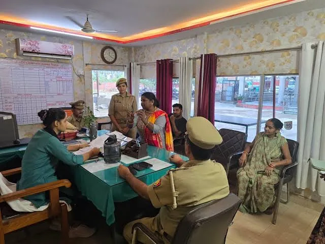 लखनऊ पुलिस का नवाचार: साउथ जोन में 12 छात्राओं ने संभाली पुलिस अधिकारियों की कमान