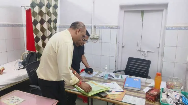 औचक निरीक्षण: कलेक्टर साकेत मालवीय ने चंदेरी अस्पताल की व्यवस्थाओं का लिया जायजा
