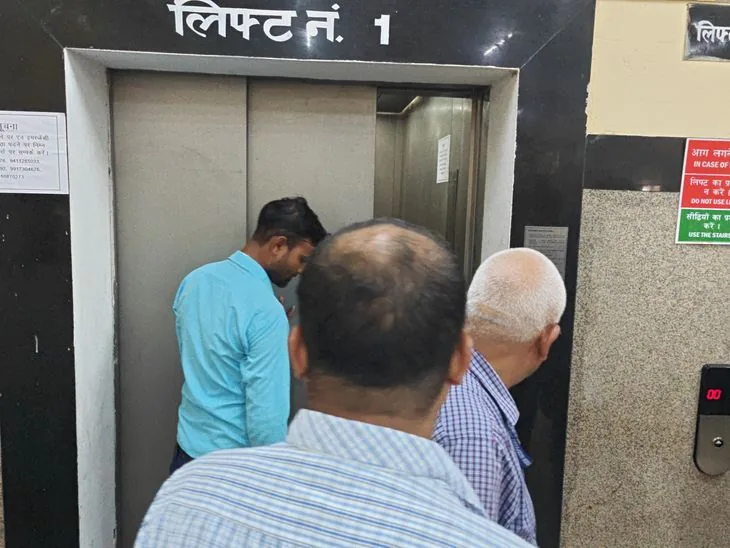 बड़ी राहत: जिला अस्पताल की एक साल से खराब पड़ी लिफ्ट दोबारा हुई चालू