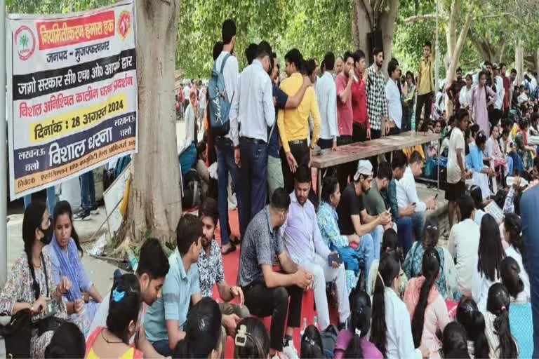 लखनऊ में प्रदर्शन: कम्युनिटी हेल्थ ऑफिसर्स की सरकारी वार्ता विफल, धरना जारी