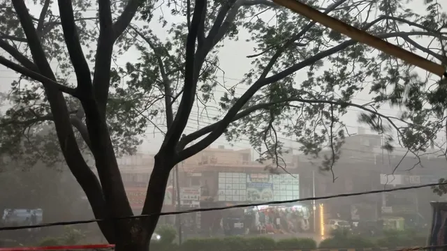 मौसम में बदलाव: एटा से इटावा तक ओले गिरे और ठंडक बढ़ी
