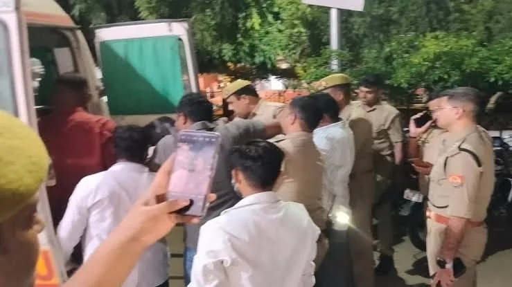 भीषण हादसा: लखनऊ-बाराबंकी हाईवे पर सड़क दुर्घटना में दो युवकों की मौत और एक गंभीर