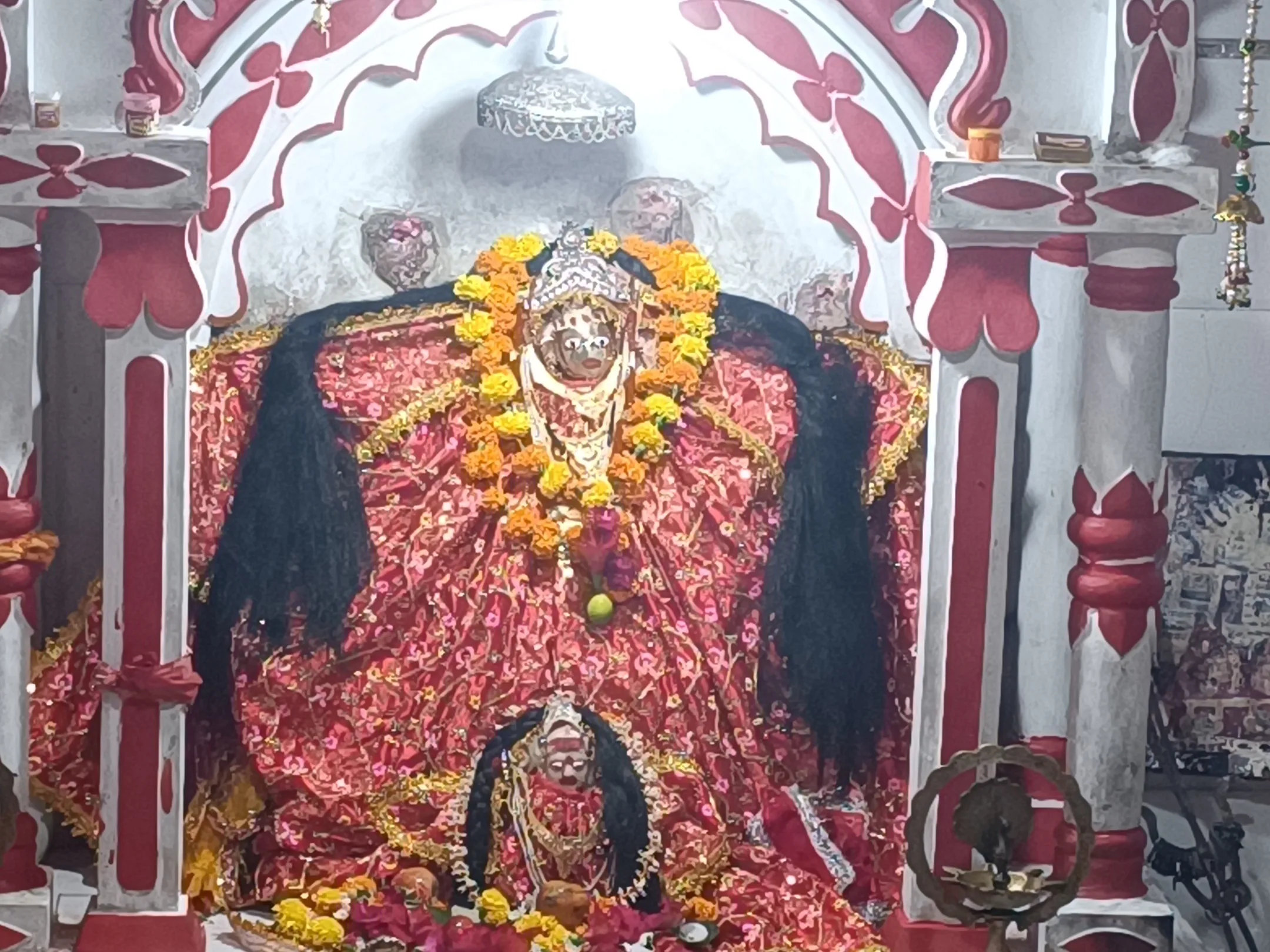 रैया देवी धाम में रौनक: नवरात्र के अवसर पर मंदिर परिसर में उमड़ी श्रद्धालुओं की भारी भीड़
