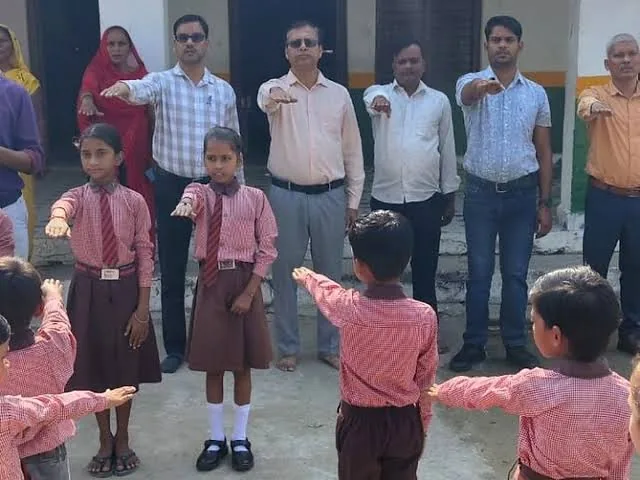 जयंती विशेष आयोजन: बाराबंकी के स्कूल में गांधी और शास्त्री को किया गया याद