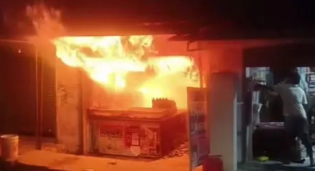 सिद्धार्थनगर में मोबाइल शॉप खाक: शार्ट सर्किट से लगी भीषण आग