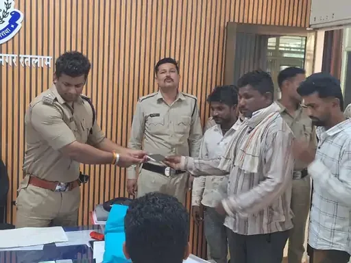मोबाइल वापसी: पुलिस ने 4.25 लाख के 17 गुम मोबाइल तलाश कर मालिकों को सौंपे