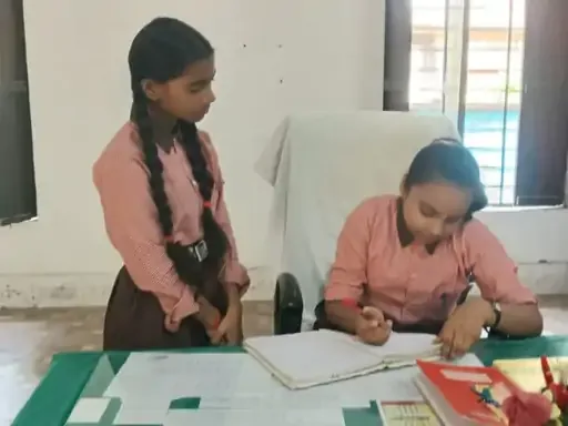 अनोखी पहल: सुलतानपुर में बैग-लेस दिवस पर छात्रा अदिति बनीं एक दिन की प्रधानाध्यापक