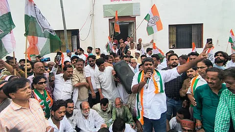 राजनीतिक समर्थन: आगरा में धरना दे रहे लोगों के समर्थन में आई कांग्रेस