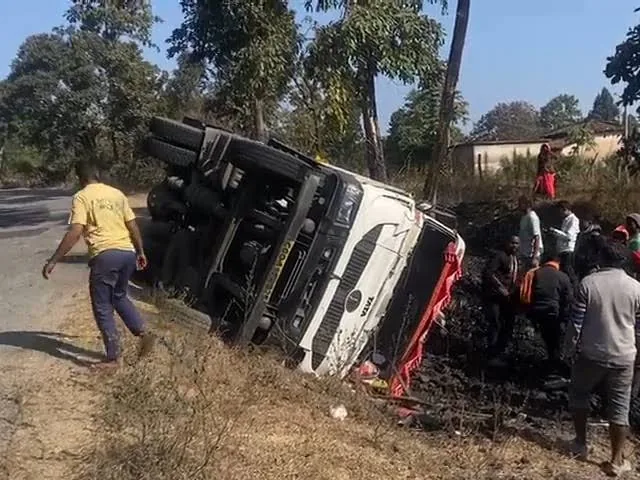 सड़क हादसा: गड्ढे के कारण कंटेनर से टकराकर पलटी पुलिस की बोलेरो, चालक की मौत