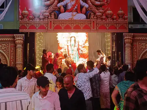 धर्मशाला बाजार में उत्सव: नवरात्रि की अष्टमी पर मां भवानी के दरबार में फूलों की होली