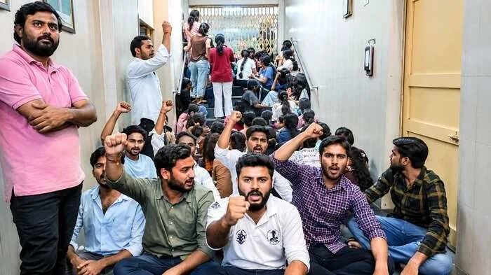 लखनऊ विश्वविद्यालय विरोध प्रदर्शन: छात्राओं की बिगड़ी तबीयत और मेंस बंद करने का आदेश