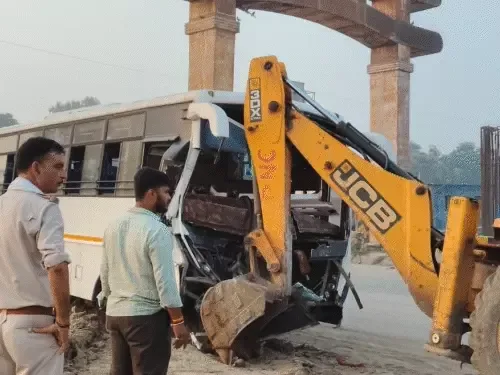 बस दुर्घटना में 23 घायल: गया से अयोध्या जा रहे तीर्थयात्री बक्सर में हुए हादसे का शिकार