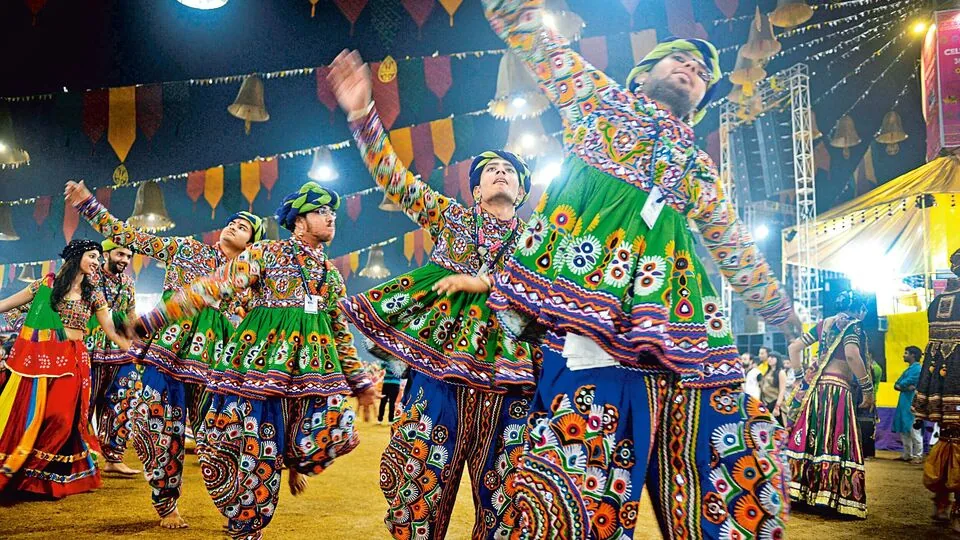 उत्सव का उल्लास: नोएडा में नवरात्र के दौरान गरबा और डांडिया की धूम