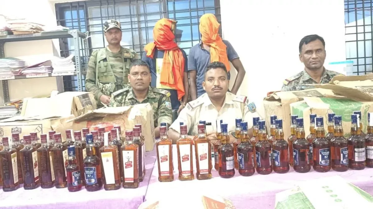 शराब तस्कर गिरफ्तार: केरेडारी में 23 बोतल नकली अंग्रेजी शराब के साथ एक युवक दबोचा गया