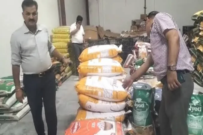 बस्ती में छापेमारी: खाद्य विभाग ने 133 किलो मिलावटी सामग्री जब्त की