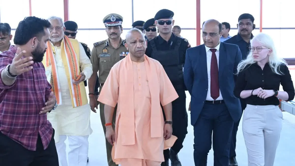 सुरक्षा और स्वास्थ्य समीक्षा: वाराणसी में पीएम के दौरे और एयर शो को लेकर मुख्यमंत्री की बैठक