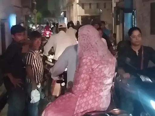 भारी भीड़ प्रबंधन: अयोध्या में चुंगी चौराहे की गलियों में लगाई गई विशेष बैरिकेडिंग