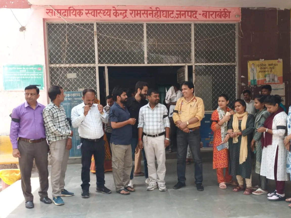 एनएचएम कर्मचारियों का प्रदर्शन: बाराबंकी में नियमितीकरण और समान वेतन की मांग