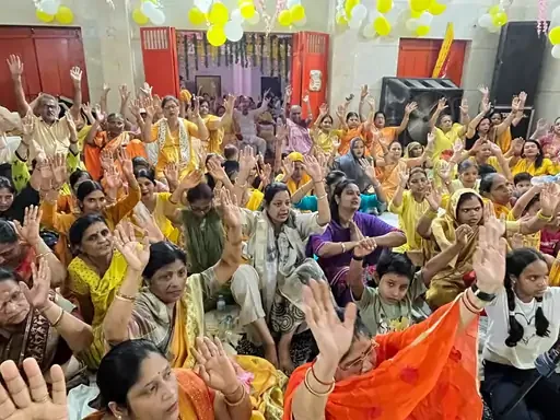 आध्यात्मिक उत्सव: आगरा में श्रीमद्भागवत कथा के दौरान कृष्ण जन्मोत्सव पर झूमे श्रद्धालु