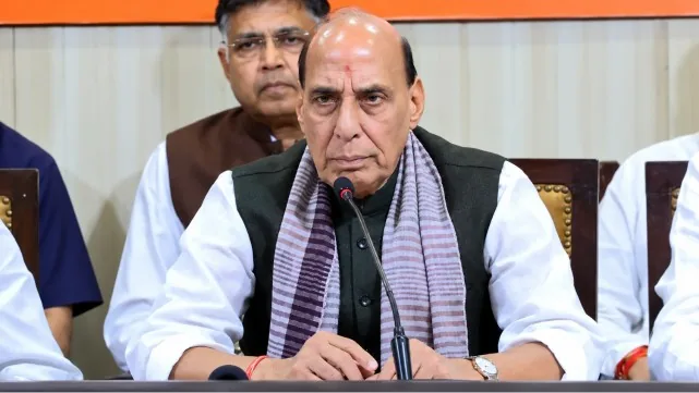 राजनीतिक बयानबाजी तेज: राजनाथ सिंह का कांग्रेस पर बांग्लादेश की तर्ज पर हिंसा चाहने का गंभीर आरोप
