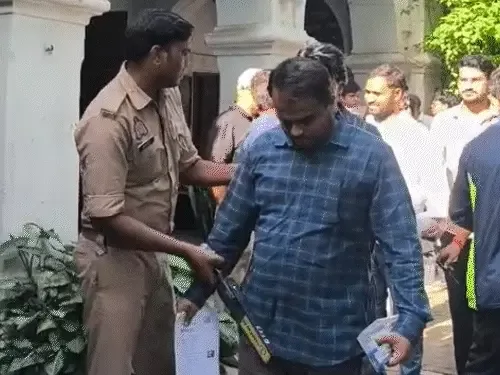 परीक्षा का आयोजन: प्रयागराज में स्वास्थ्य शिक्षा अधिकारी परीक्षा के लिए पहुंचे अभ्यर्थी