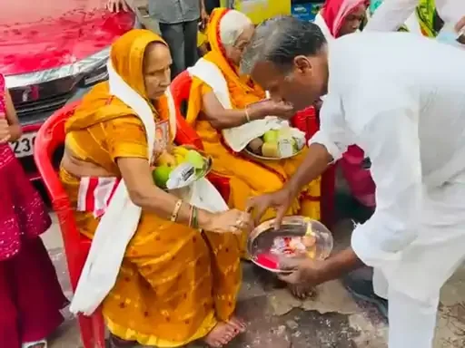 विशेष आयोजन: लखनऊ में बुजुर्ग और विधवा महिलाओं का पूजन