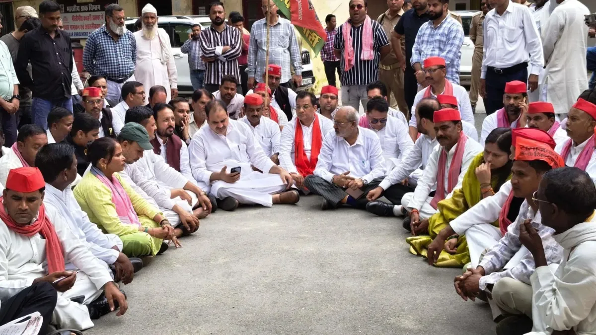 राजनीतिक विरोध प्रदर्शन: अखिलेश यादव की हिरासत के खिलाफ सपाइयों का कलक्ट्रेट पर हंगामा