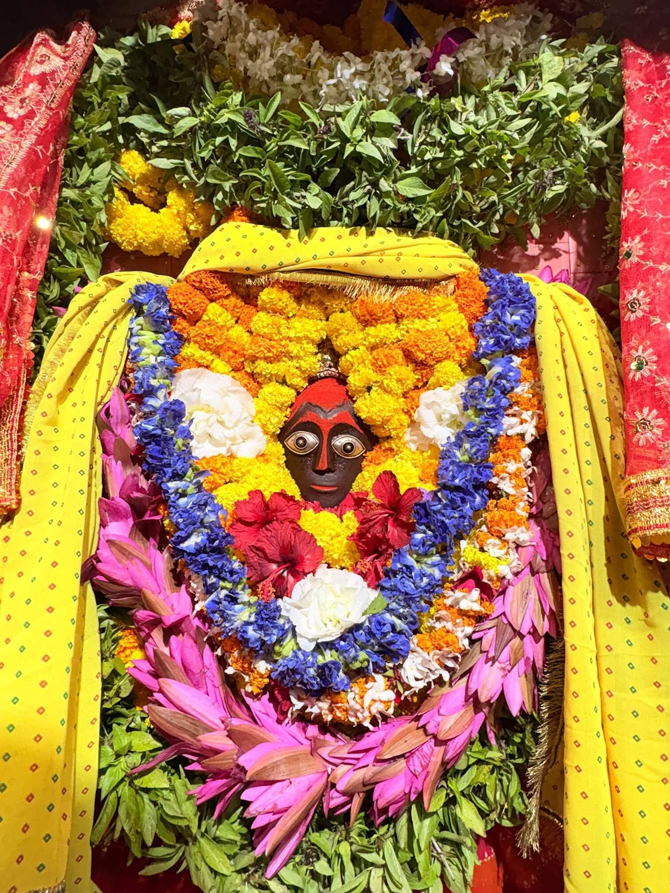 चौकियां धाम में भीड़: संतान सुख की कामना को पहुंचे 25 हजार भक्त