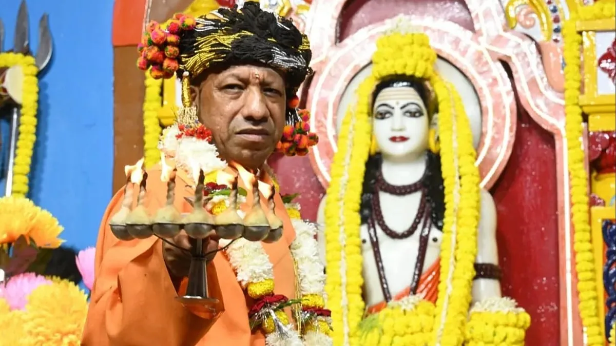 विजयादशमी उत्सव: गोरखनाथ मंदिर से निकली गोरक्षपीठाधीश्वर की शोभायात्रा
