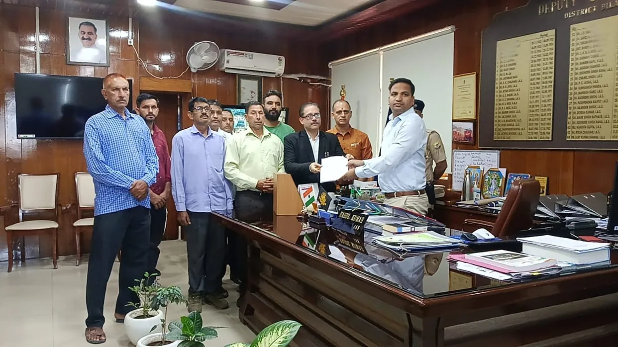 गन पाउडर गोदाम विरोध: रटैहल में प्लांट खोलने के खिलाफ उपायुक्त को सौंपा ज्ञापन