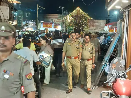 सुरक्षा समीक्षा: शारदीय नवरात्रि को लेकर पुलिस अधिकारियों ने पुराने इलाकों में किया पैदल मार्च