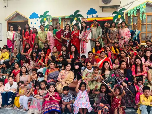 नवरिदम उत्सव की धूम: सनबीम स्कूल में माताओं ने डांडिया नृत्य के साथ एकता का संदेश दिया