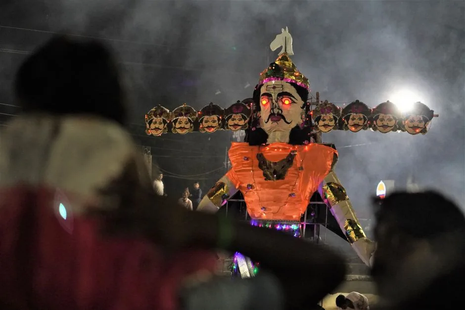 दशहरा मेला 2026: लखनऊ और कानपुर के प्रमुख स्थलों पर पुतला दहन की तैयारियां शुरू