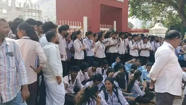 अवकाश पर विरोध: मंगलुरु में छात्रों ने छोड़ी परीक्षा