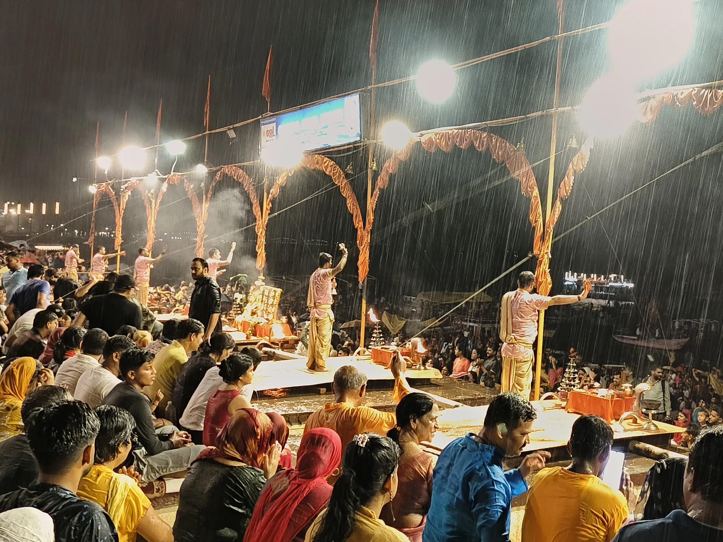 वाराणसी में आस्था की मिसाल: मूसलाधार बारिश के बावजूद दशाश्वमेध घाट पर संपन्न हुई गंगा आरती