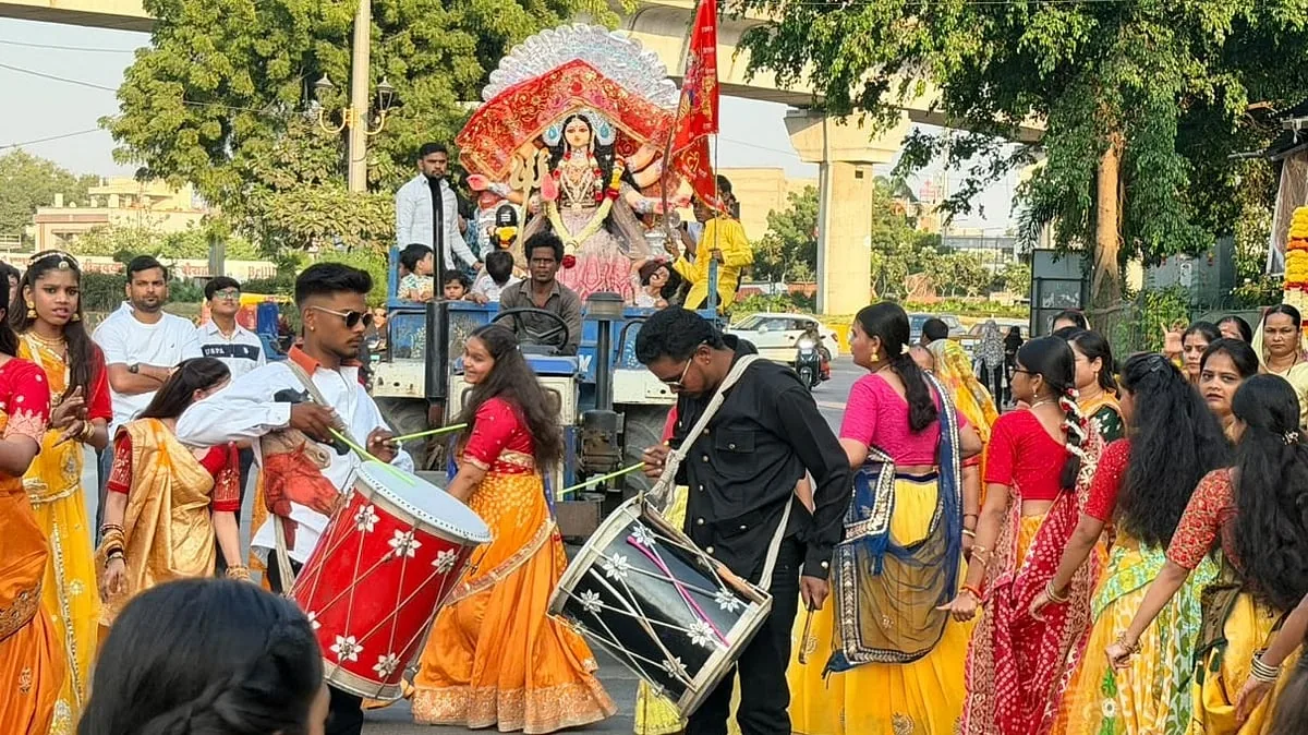 शारदीय नवरात्र आरंभ: इंदौर के प्रसिद्ध बिजासन माता मंदिर में उमड़ी भक्तों की भारी भीड़