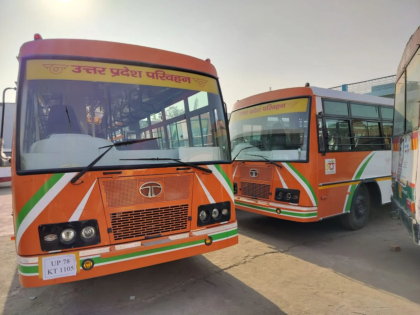 लखनऊ में बस खराब: प्रयागराज जा रही एसी बस उतरेटिया के पास रुकी