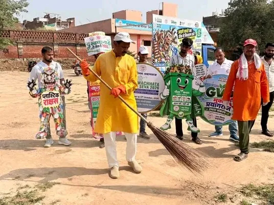 रात्रि सफाई अभियान: प्रयागराज में निगम ने चलाया विशेष स्वच्छता अभियान