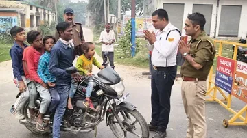 हापुड़ में कार्रवाई: एक मोटरसाइकिल पर सवार छह लड़कों पर पुलिस ने 28500 रुपये का जुर्माना ठोका