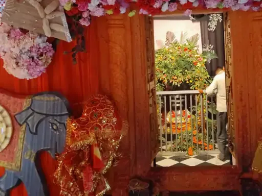 नवरात्रि दर्शन: वाराणसी के कालिका धाम मंदिर में उमड़ी भक्तों की भारी भीड़