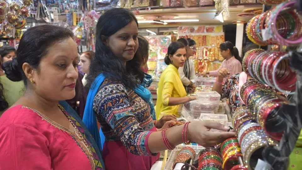 बाजार की रौनक: मेरठ का लालकुर्ती बाजार करवाचौथ और दिवाली की खरीदारी के लिए खास